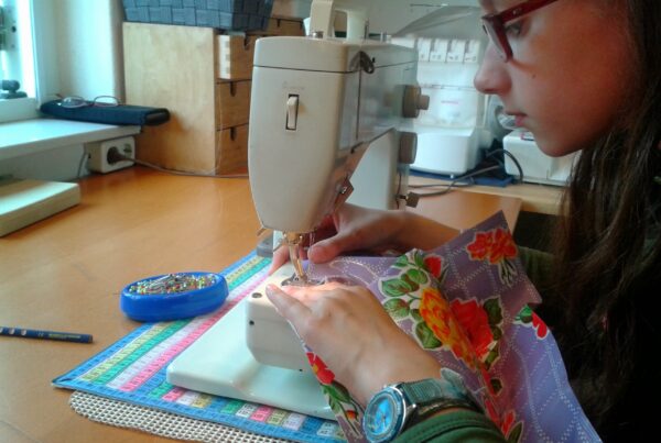 kind achter naaimachine